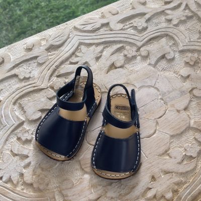 <span style="color: #d89ca0; font-weight: 600;">صندل جلد صيفي كحلي للأطفال</span><br> <span style="color: #333333; font-weight: 600;">Baby Summer Sandals Dark Blue</span>