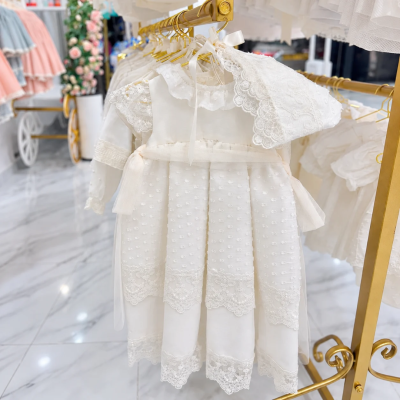 <span style="color: #d89ca0; font-weight: 600;">طقم فستان كريمي طويل بقبعة</span><br> <span style="color: #333333; font-weight: 600;">Cream Long Dress Set with Bonnet</span>