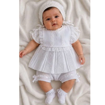 <span style="color: #d89ca0; font-weight: 600;">طقم بيبي أنيق مع قبعة - أبيض</span><br> <span style="color: #333333; font-weight: 600;">Elegant Baby Knit Set with Bonnet White</span>