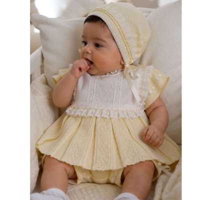 <span style="color: #d89ca0; font-weight: 600;">طقم بيبي أنيق مع قبعة - أصفر</span><br> <span style="color: #333333; font-weight: 600;">Elegant Baby Knit Set with Bonnet Yellow</span>