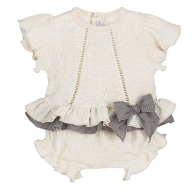 <span style="color: #d89ca0; font-weight: 600;">طقم بناتي بلوزة وبلومر </span><br> <span style="display:inline-block; margin-top: 8px; color: #333333; font-weight: 600;">Baby Girl Top & Bloomer Set</span>