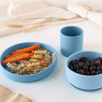 <span style="color: #d89ca0; font-weight: 600;">طقم تغذية سيليكون أزرق للأطفال (وعاء، طبق، كوب)</span><br> <span style="display:inline-block; margin-top: 8px; color: #333333; font-weight: 600;">Kiokids Blue Silicone Feeding Set - Bowl, Plate & Cup (4319)</span>